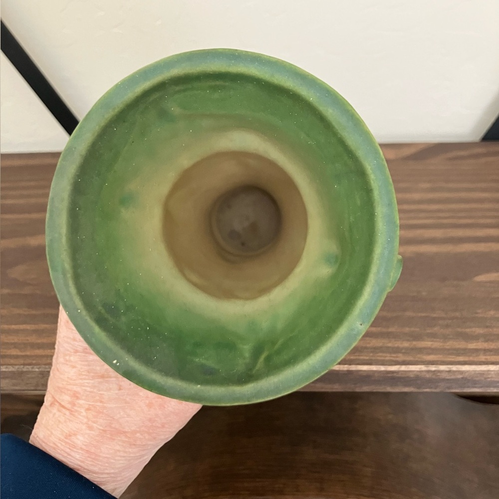 Vintage Roseville Pottery Snowberry Green Vase. Roseville mark and IV-6 on base. - Picture 5 of 6